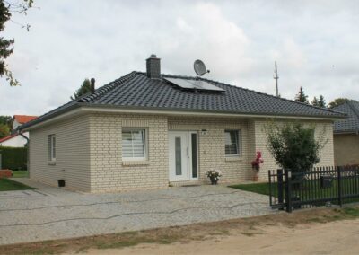 Hausbau - Bungalow - herausgezogenes-Dach